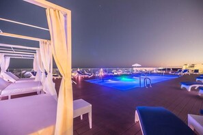 2 piscines extérieures, parasols de plage, chaises longues