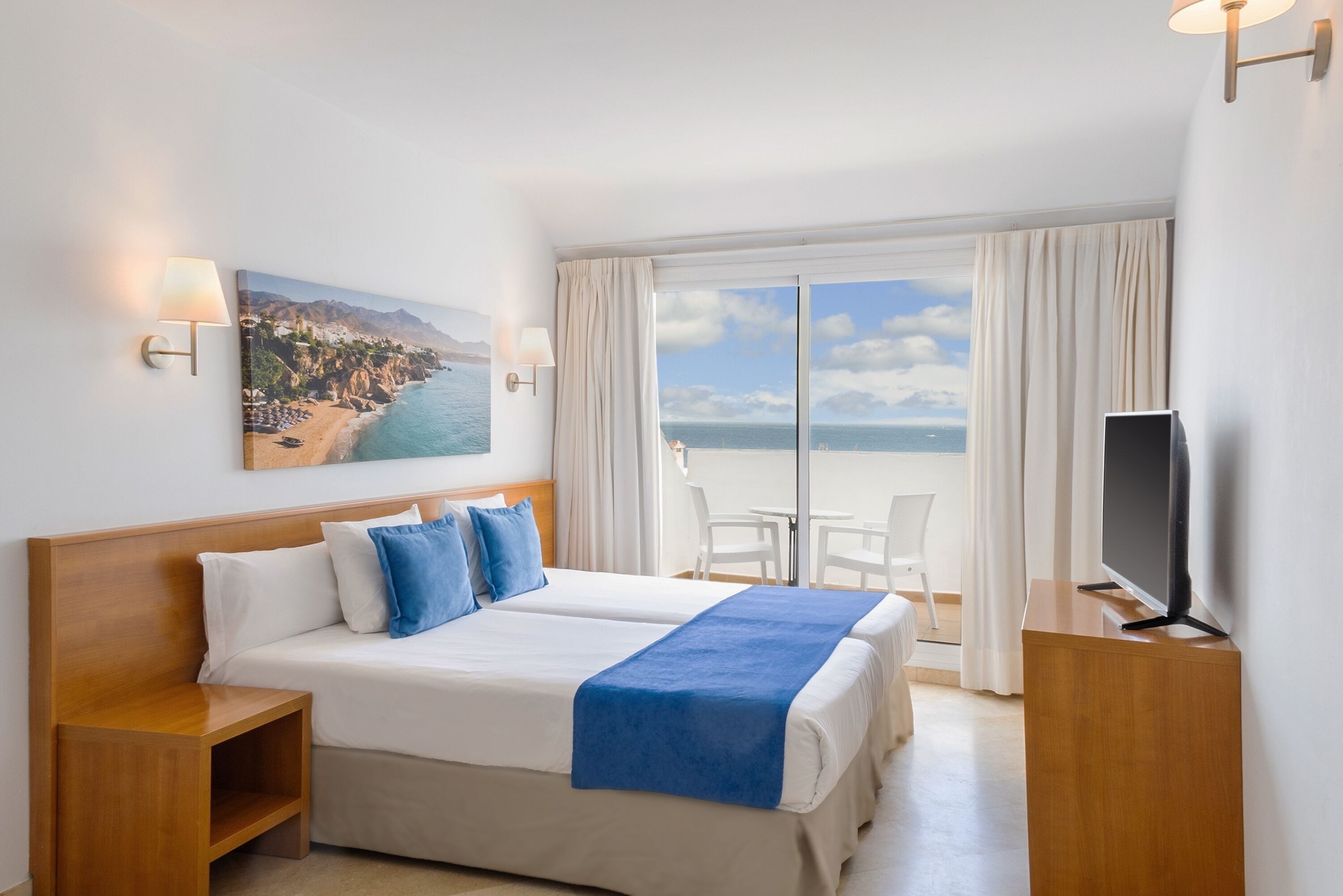 Minibar, skrivebord, blendingsgardiner og wi-fi (inkludert)