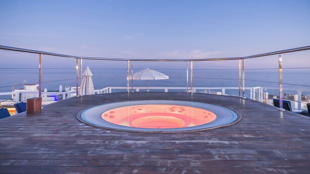 A hot tub on a deck with a view of the sea. - AluaSun Lago Rojo - Adults Recommended (Torremolinos)