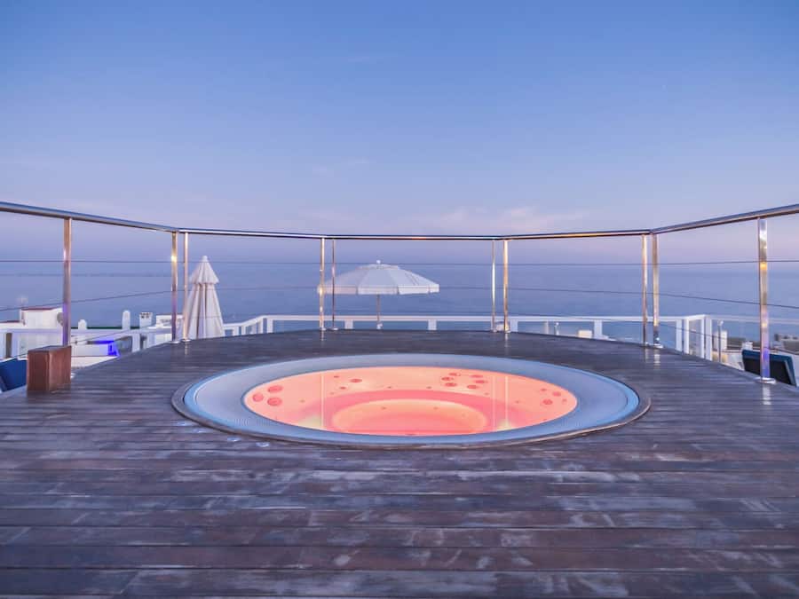 2 utendørsbassenger, bassengparasoller og solsenger