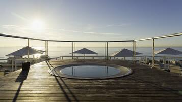 2 Außenpools, Sonnenschirme, Liegestühle