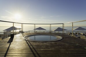 2 piscines extérieures, parasols de plage, chaises longues