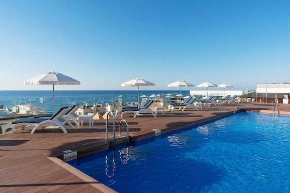 2 buitenzwembaden, parasols voor strand/zwembad