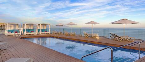 2 Außenpools, Sonnenschirme, Liegestühle