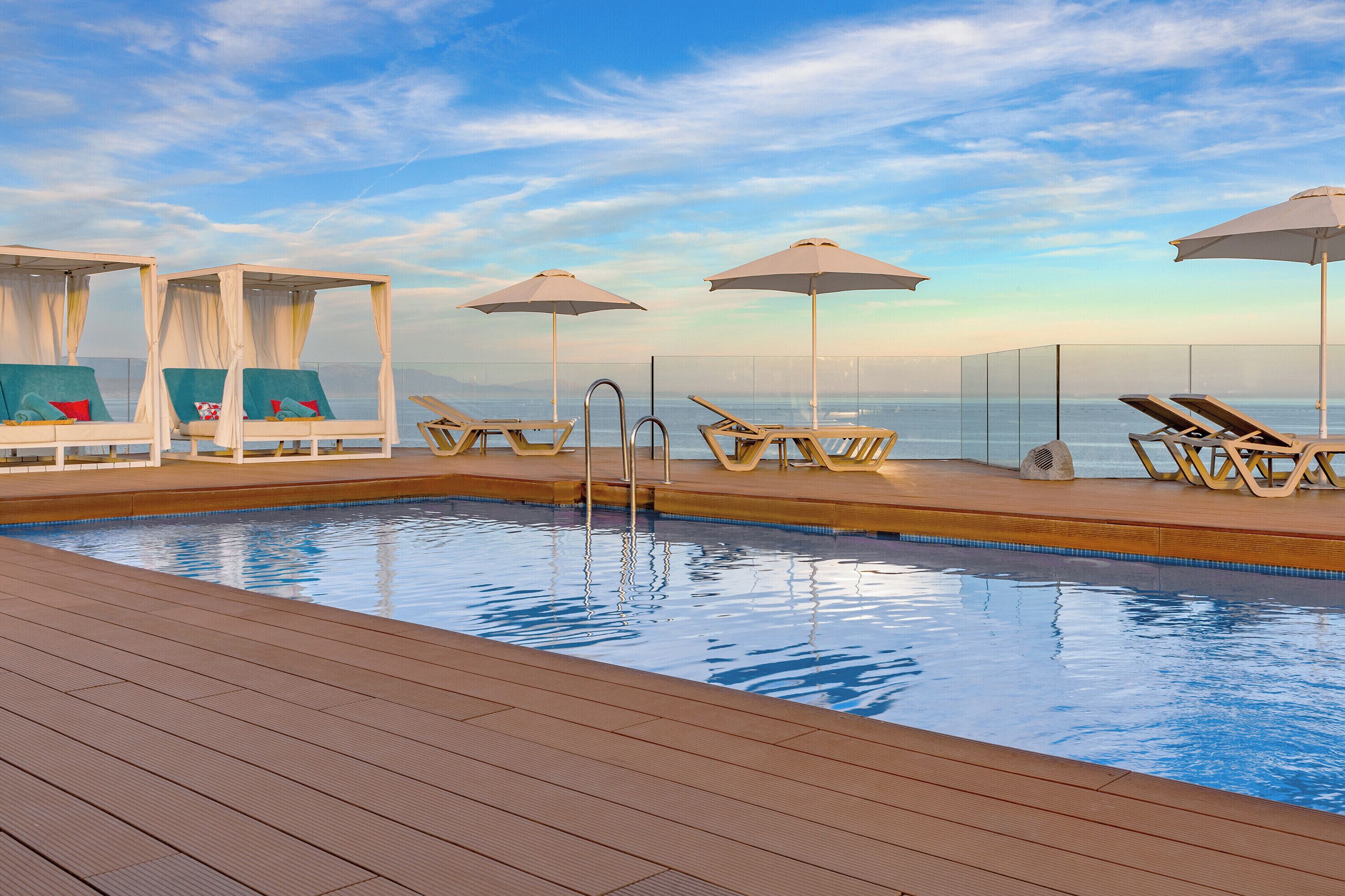 2 piscinas externas, guarda-sóis, espreguiçadeiras