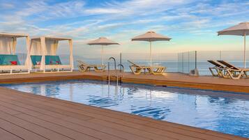 2 piscinas externas, guarda-sóis, espreguiçadeiras