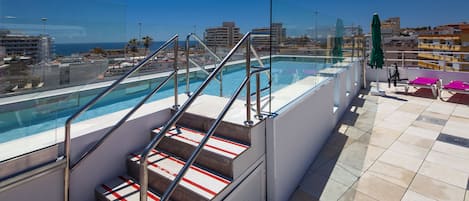 Utomhuspool med öppettider 11.00 till 18.00, och solstolar