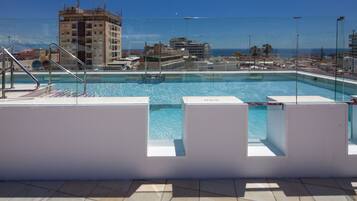 Piscine extérieure, chaises longues