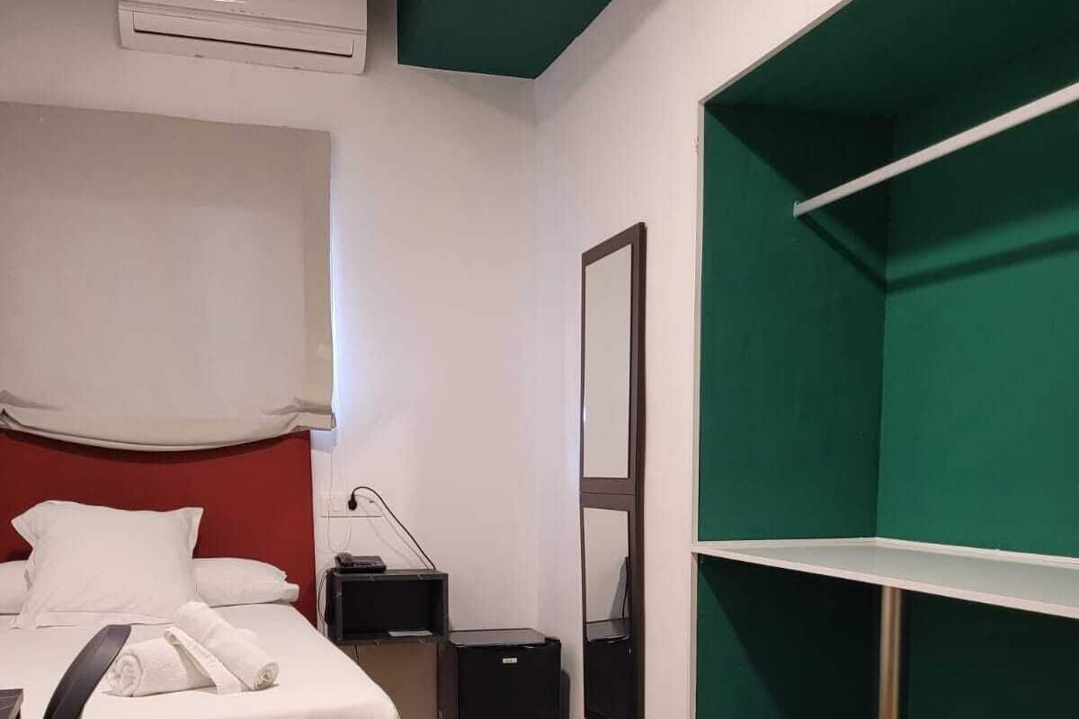 Escritorio, sistema de insonorización, wifi gratis y ropa de cama