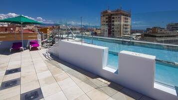 Piscine extérieure, chaises longues