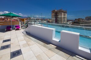 Alberca al aire libre, acceso de 11:00 a 18:00, y camastros 