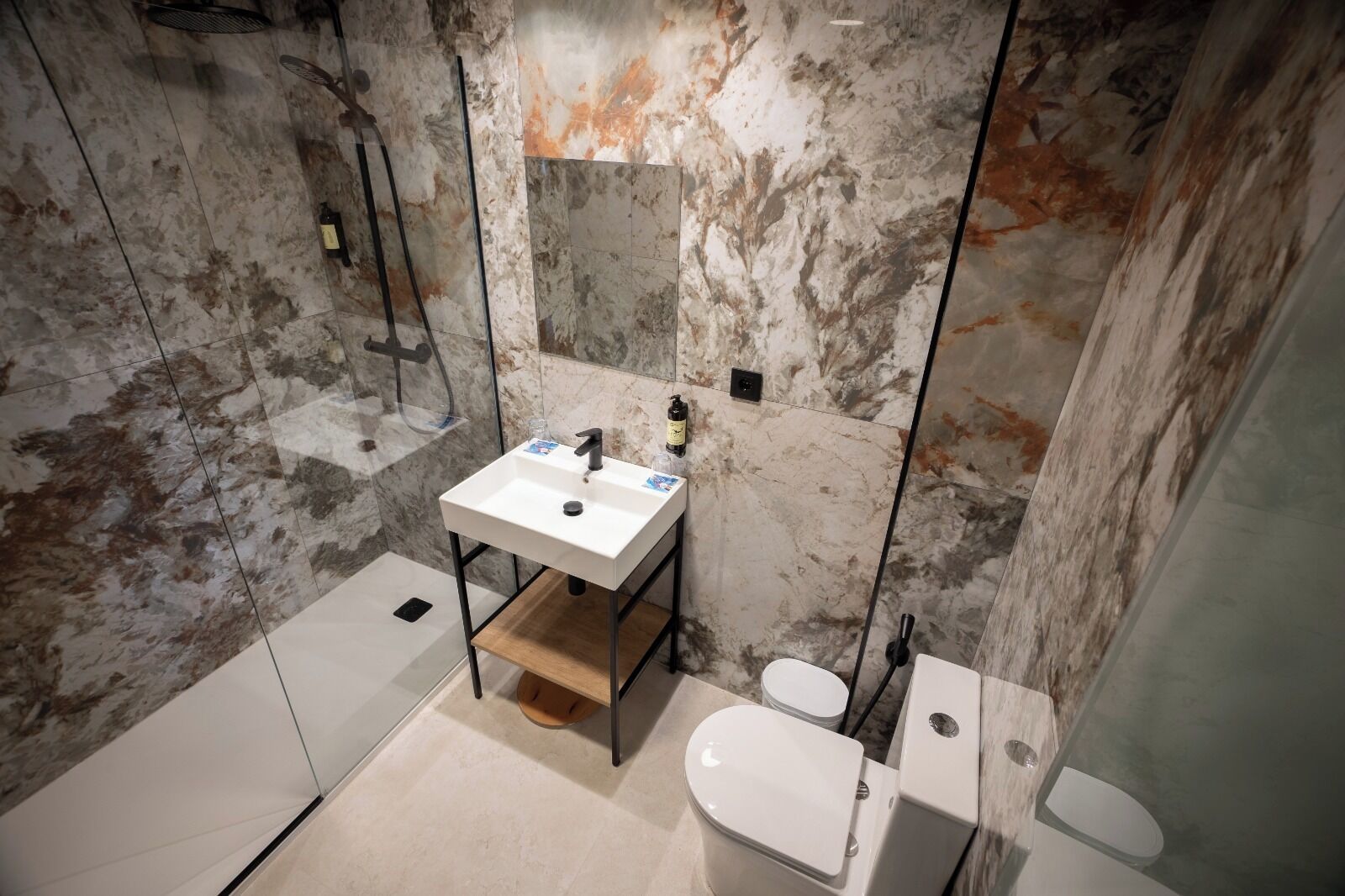 Combined shower/bathtub, eco-friendly toiletries, hair dryer, towels