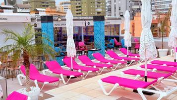 Piscine extérieure, chaises longues