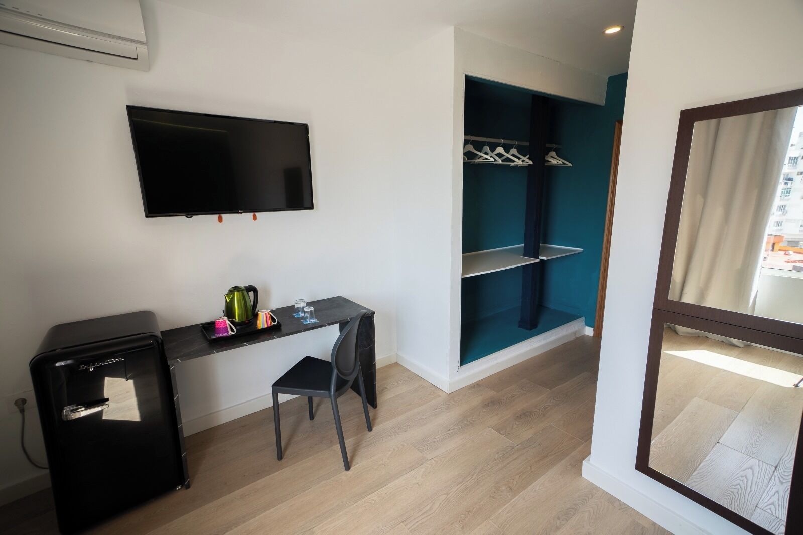 Desk, soundproofing, free WiFi, bed sheets