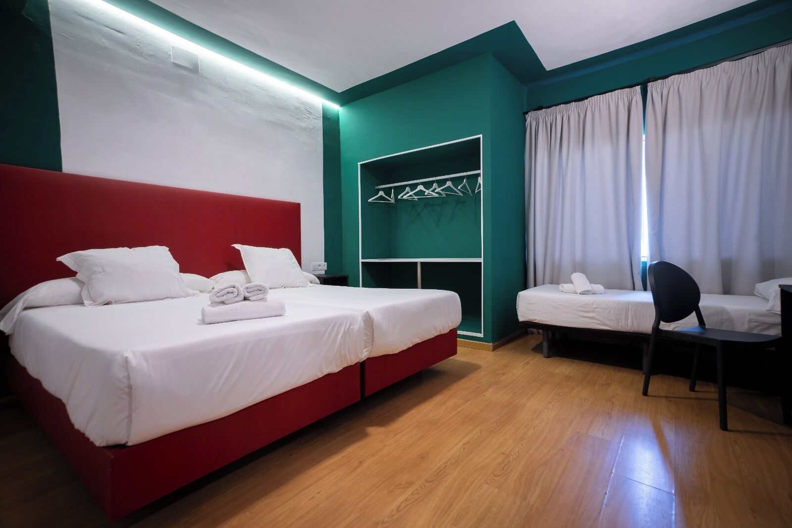 Habitación triple | Escritorio, insonorización, wifi gratis y ropa de cama 