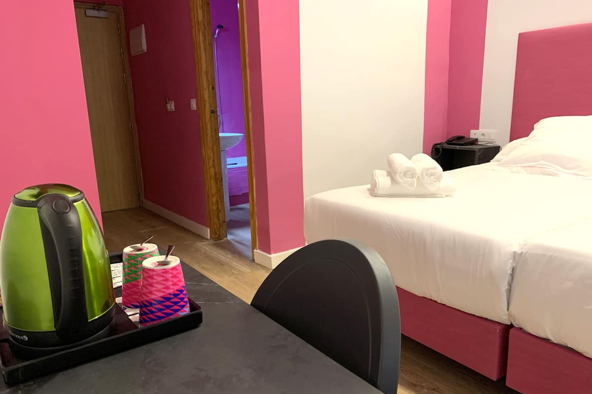 Escritorio, sistema de insonorización, wifi gratis y ropa de cama