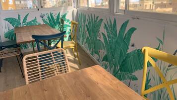 Petit déjeuner buffet (13 EUR par personne)