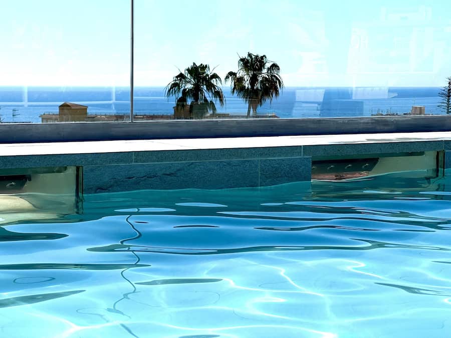 Utendørsbasseng og solsenger