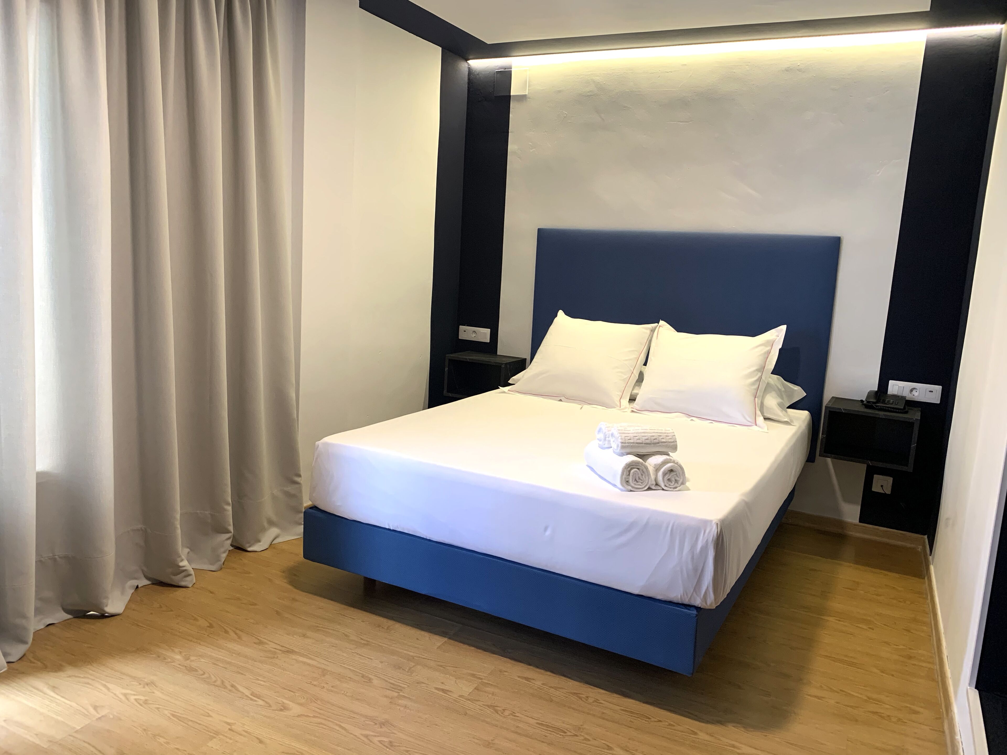 办公桌、隔音、免费 WiFi、床单