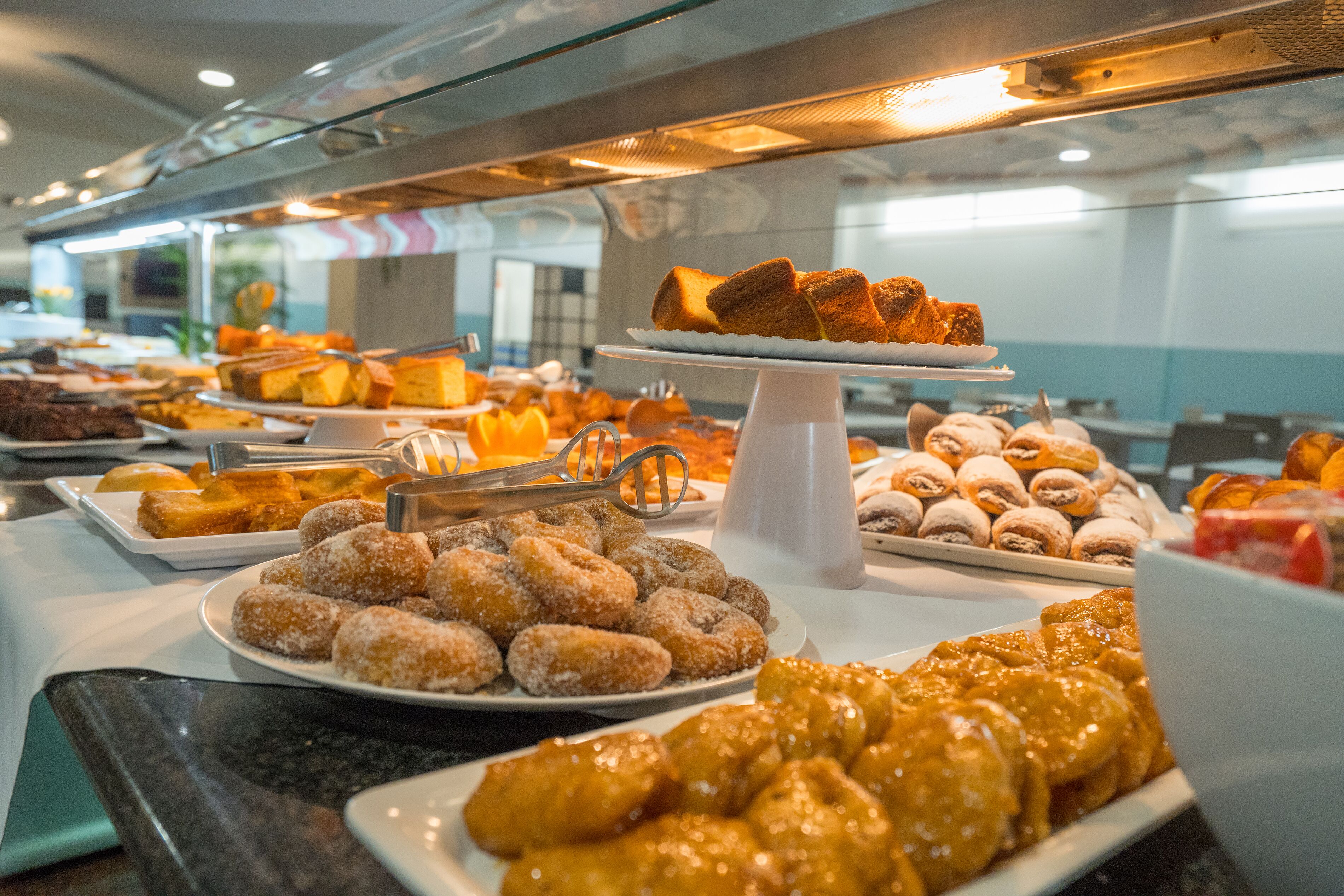 En buffet med forskellige kager og desserter.