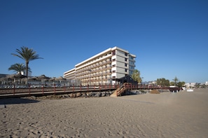 On the beach, beach towels - Gran Hotel Costa del Sol (Mijas)