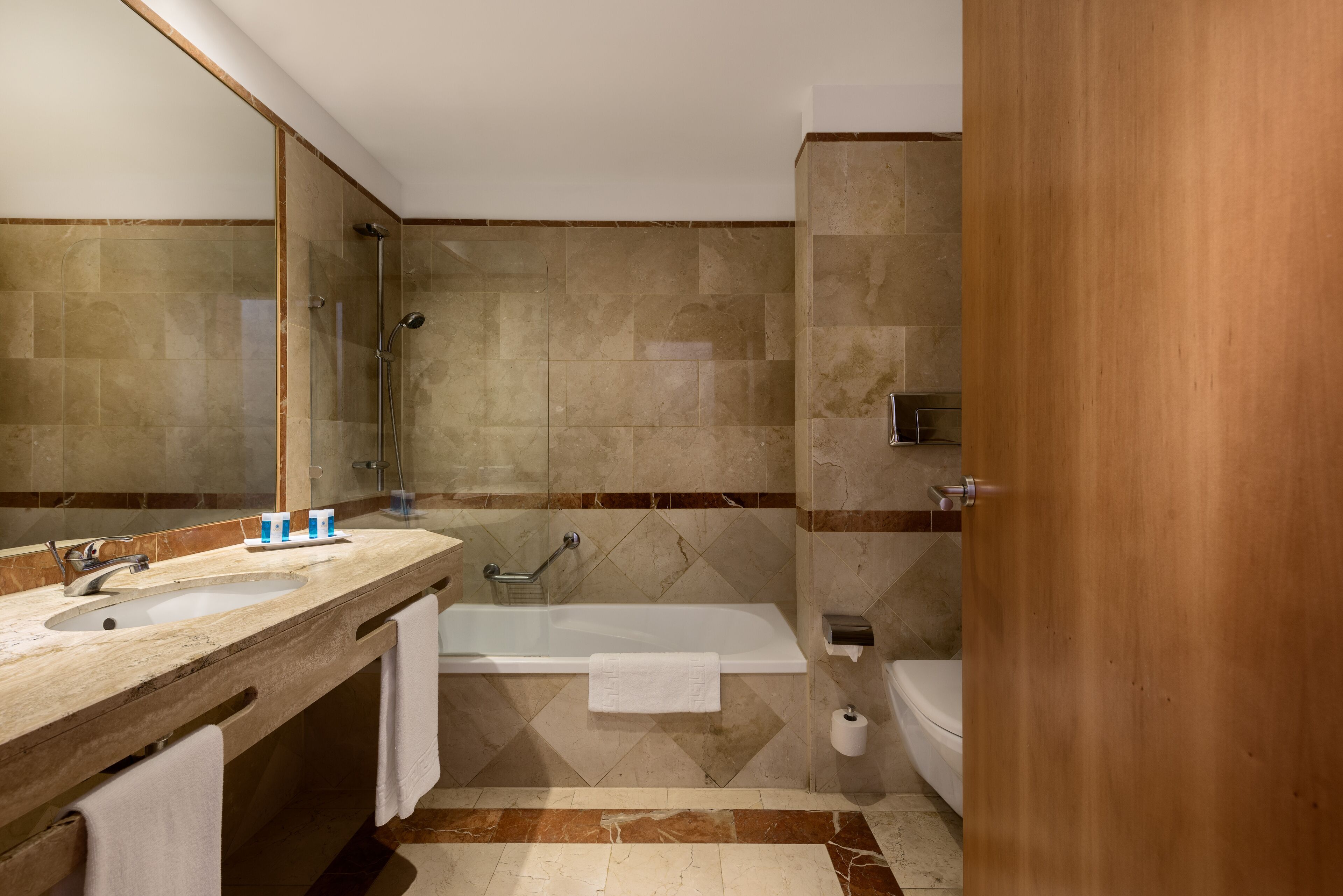 Baño | Tina con regadera, amenidades de baño gratuitas, secadora de cabello 