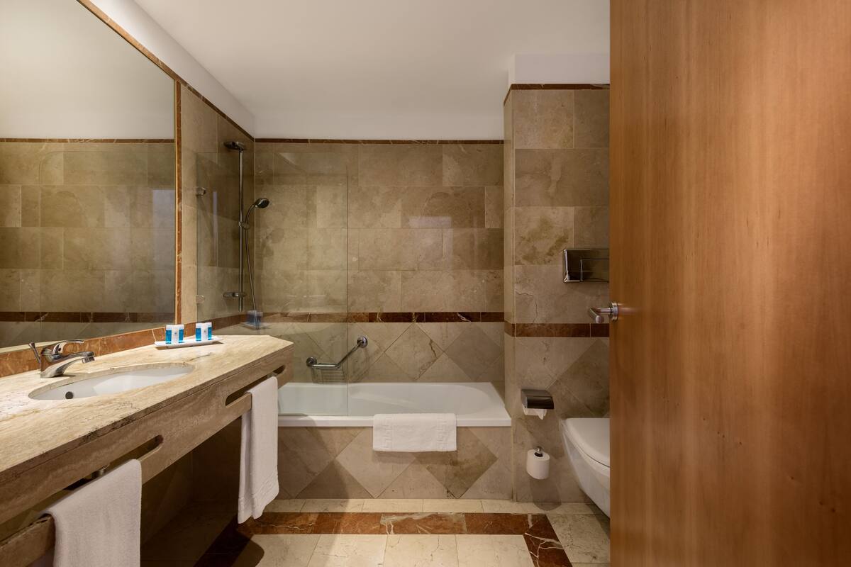 Baño | Tina con regadera, amenidades de baño gratuitas, secadora de cabello