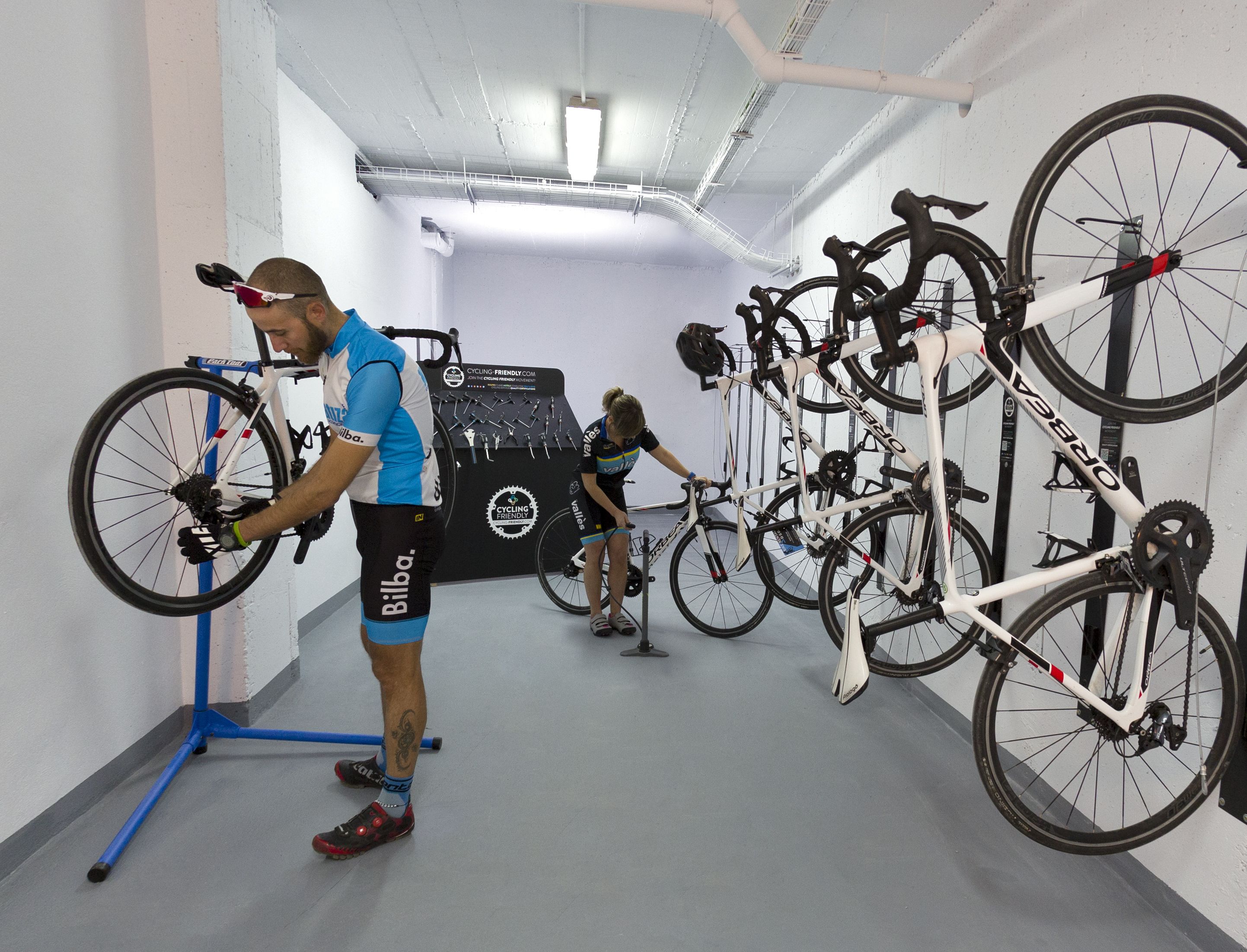 Un espace dédié au cyclisme, équipé de plusieurs vélos et d’un porte-vélos mural.
