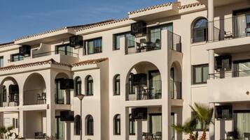 Una scrivania, tende oscuranti, Wi-Fi gratuito, lenzuola