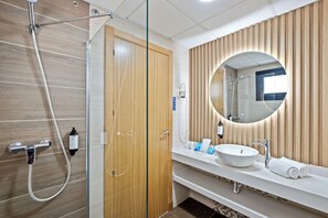 Kostenlose Toilettenartikel, Haartrockner, Handtücher