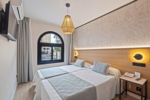 Työpöytä, pimennysverhot, ilmainen Wi-Fi, vuodevaatteet