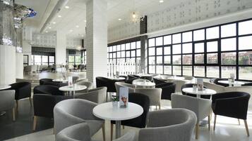 Cocktailbar, udsigt til poolen, åben hver dag