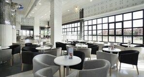 Cocktail bar, pool views, open daily - Hotel Puente Real (Torremolinos)