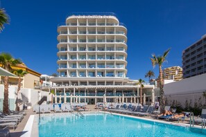 A multi-story hotel with a pool area. - Spirit Hotel Benalmádena Beach (Benalmádena)