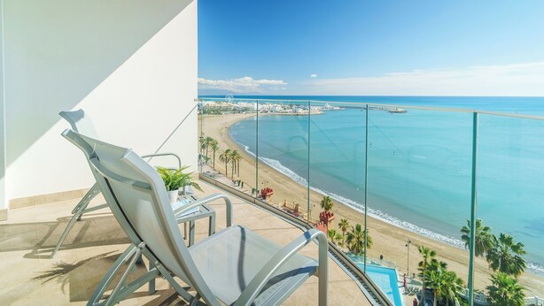 Un balcón con vista despejada a la playa y al océano.