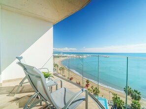 Un balcón con vista despejada a la playa y al océano.