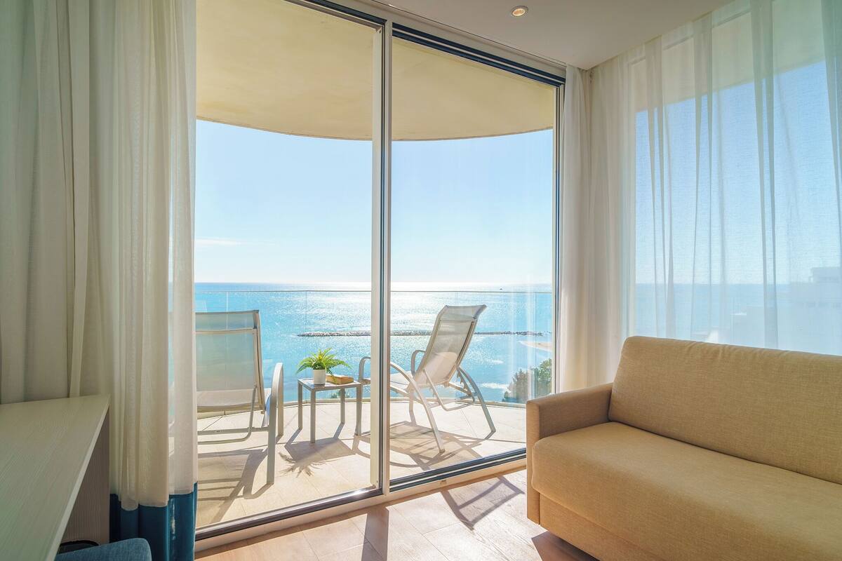 Sea View Double Room Grand Corner Terrace (2 Adults) | ลานระเบียง/นอกชาน