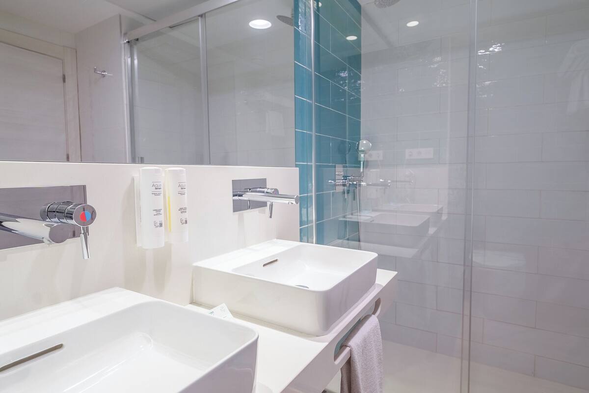 shower, rainfall showerhead, free toiletries, hair dryer