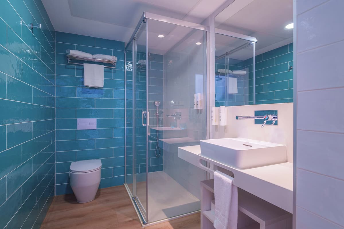 shower, rainfall showerhead, free toiletries, hair dryer