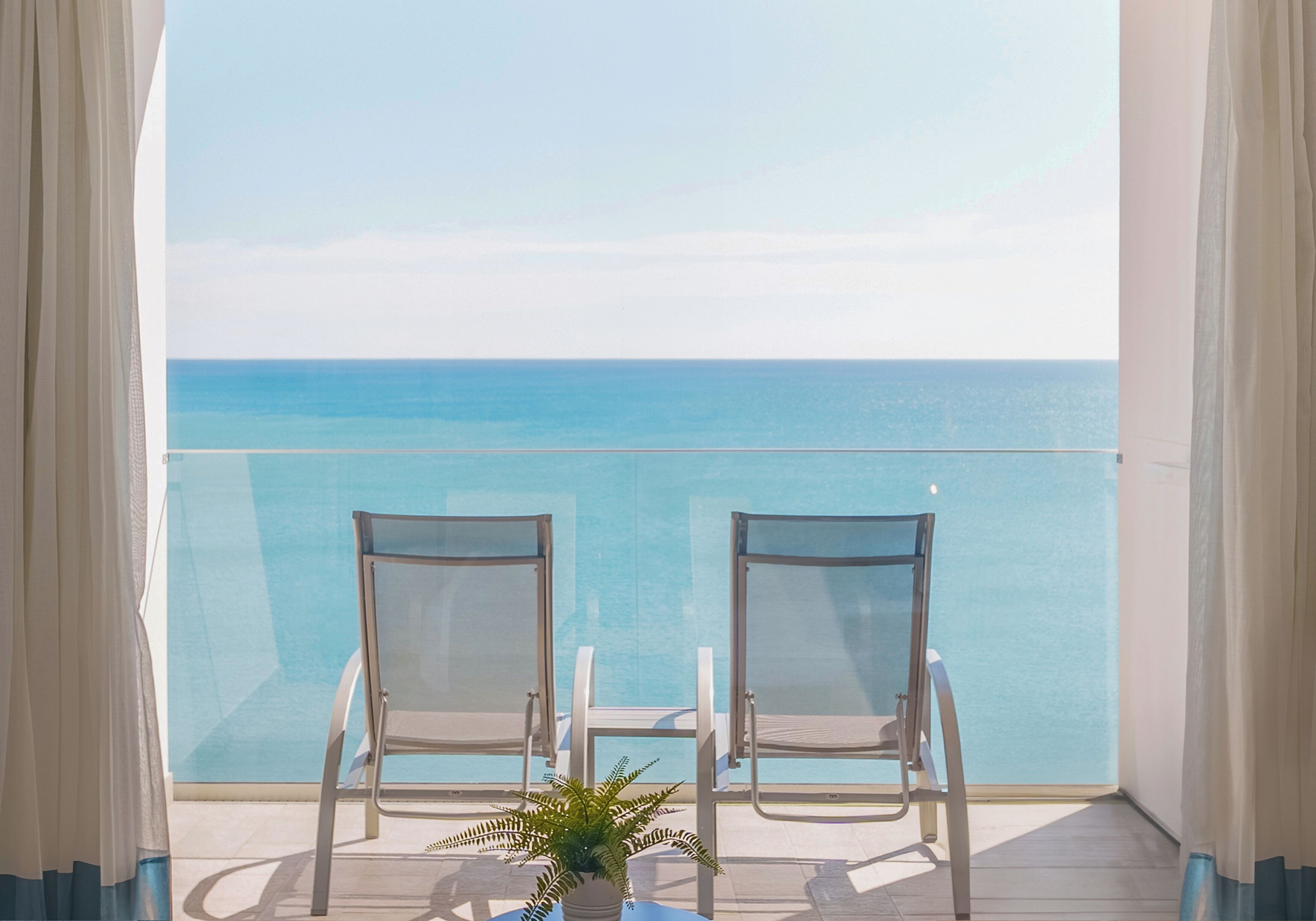 Rom, 1 kingsize-seng (Frontal Sea View, 2 Adults) | Dundyner, safe på rommet, skrivebord og skrivebord for bærbar PC