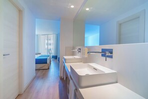 Triple Room | Bathroom | Shower, rainfall showerhead, free toiletries, hair dryer - Spirit Hotel Benalmádena Beach (Benalmádena)