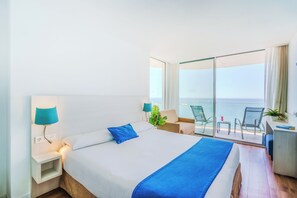 A hotel room with a large bed, two bedside tables with lamps, a desk, a chair, and a balcony with a view of the sea. - Spirit Hotel Benalmádena Beach (Benalmádena)