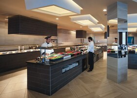 2 restaurantes; se sirve desayuno y cena; cocina española