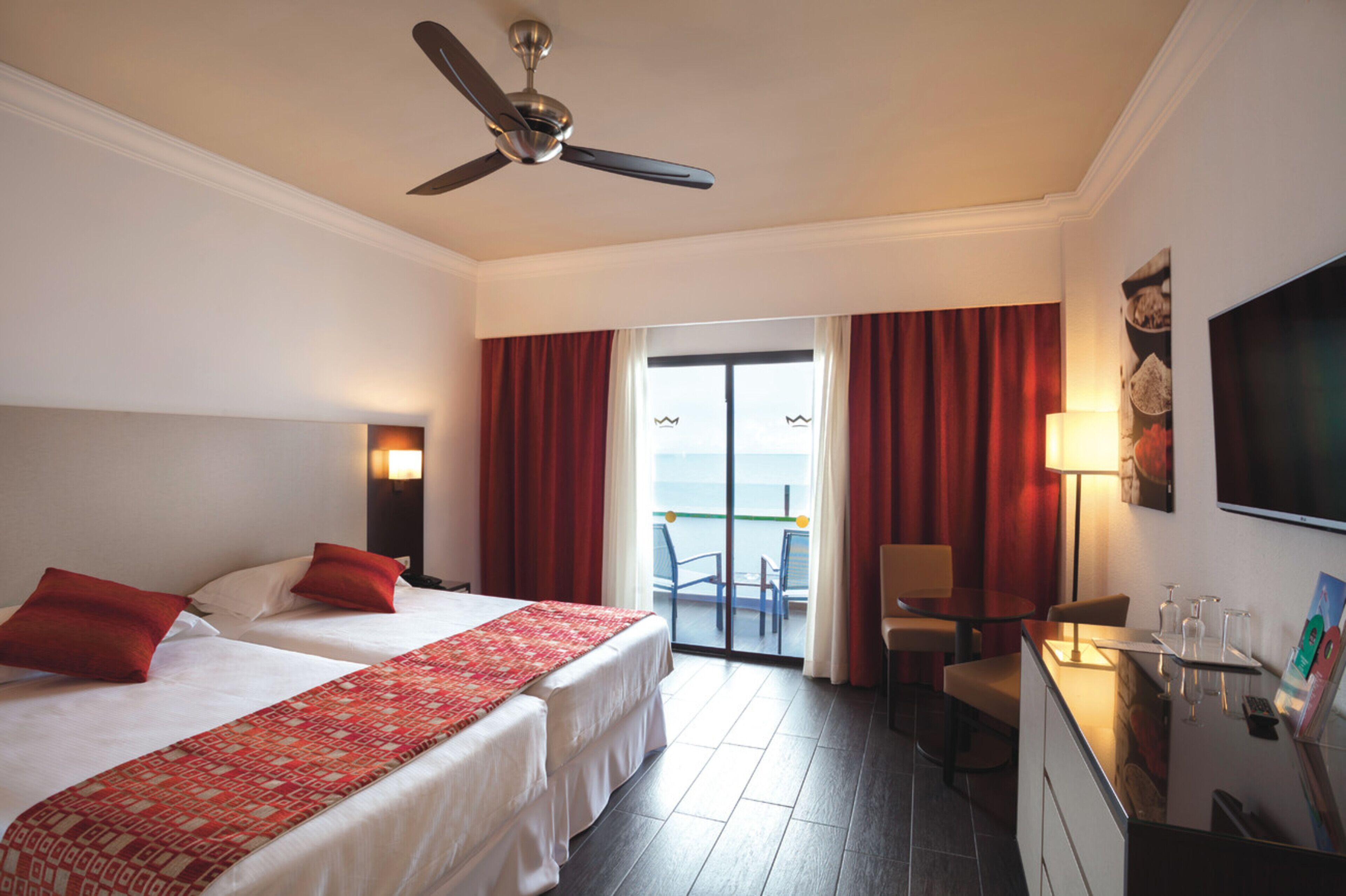 Minibar, WiFi (free), bed sheets