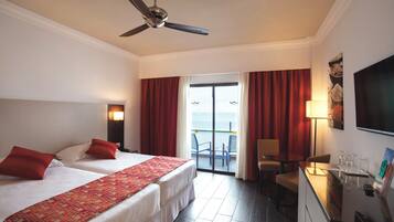 Tweepersoonskamer, balkon, uitzicht op zee | Een minibar, gratis wifi, beddengoed