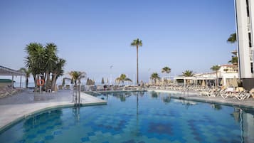 Piscine couverte, piscine extérieure, parasols de plage, chaises longues