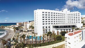 Een kusthotel met zwembad, toegang tot het strand en uitzicht op zee.
