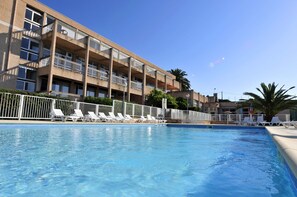 Una piscina al aire libre