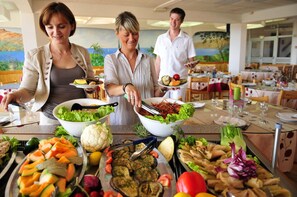 Déjeuner et dîner servis sur place, spécialités Cuisine française