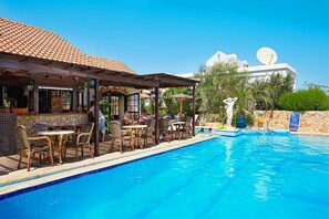 2 outdoor pools, pool umbrellas, sun loungers - Anais Bay Hotel (Paralimni)